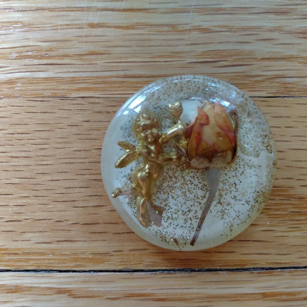 Vintage Angel Cherub Brooch Dried Rose Flower Embedded Resin Handmade Kitschy - Picture 3 of 10